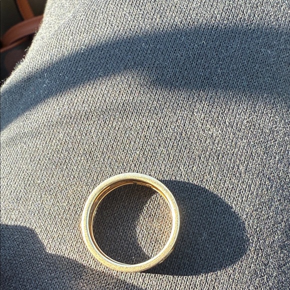 Elegant Gold Band Ring - Picture 2 of 3